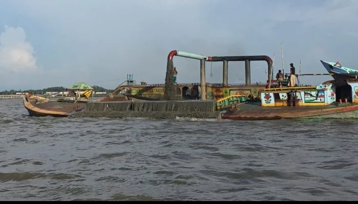 হাইকোর্টের নিষেধাজ্ঞার পরও মহেশখালী চ্যানেল থেকে অবৈধ বালু উত্তোলন অব্যাহত